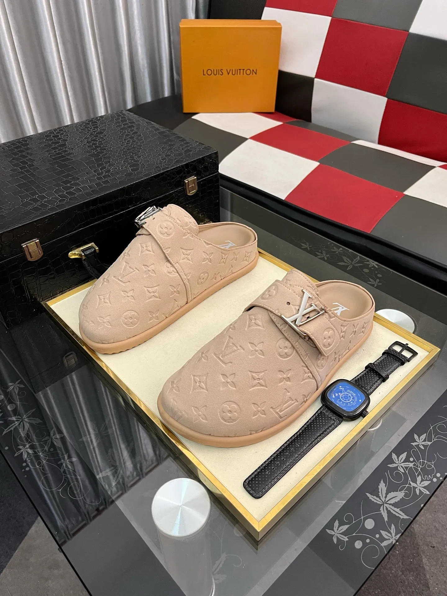Men's shoes 💰380⌚️⌚️2025 new men's casual sandals and slippers, made of suede cow leather, with Monogram pattern to highlight the trendy style. Adjustable straps illuminated with LV letters, while a resilient insole and micro outsole provide lightweight comfort. Made of suede cow leather with embossed Monogram pattern and brand element metal hardware✅Adjustable straps➕Tough insole‼ ️Micro outsole. Comfortable and easy to wear‼ ️size: 38-446️⃣Colors available
